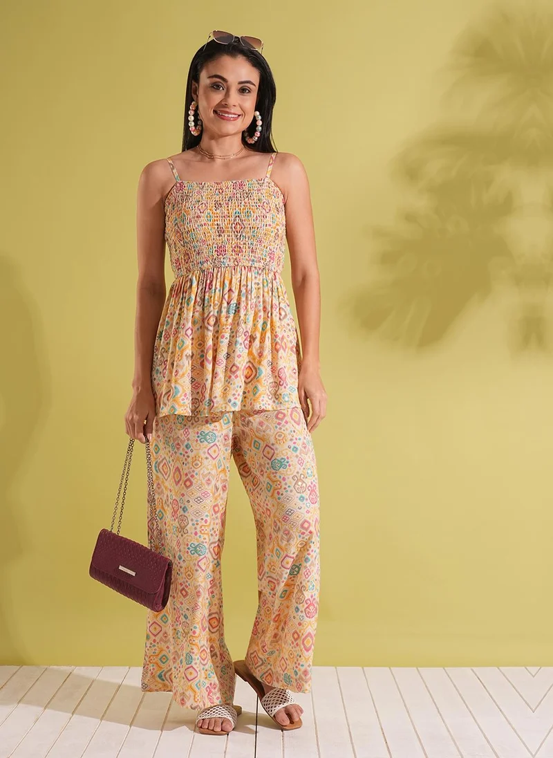 جلو باص طقم نسائي بلوزة بخصر مطاطي وأكمام مكشوفة وطبعات إندي مع بنطلون بالازو